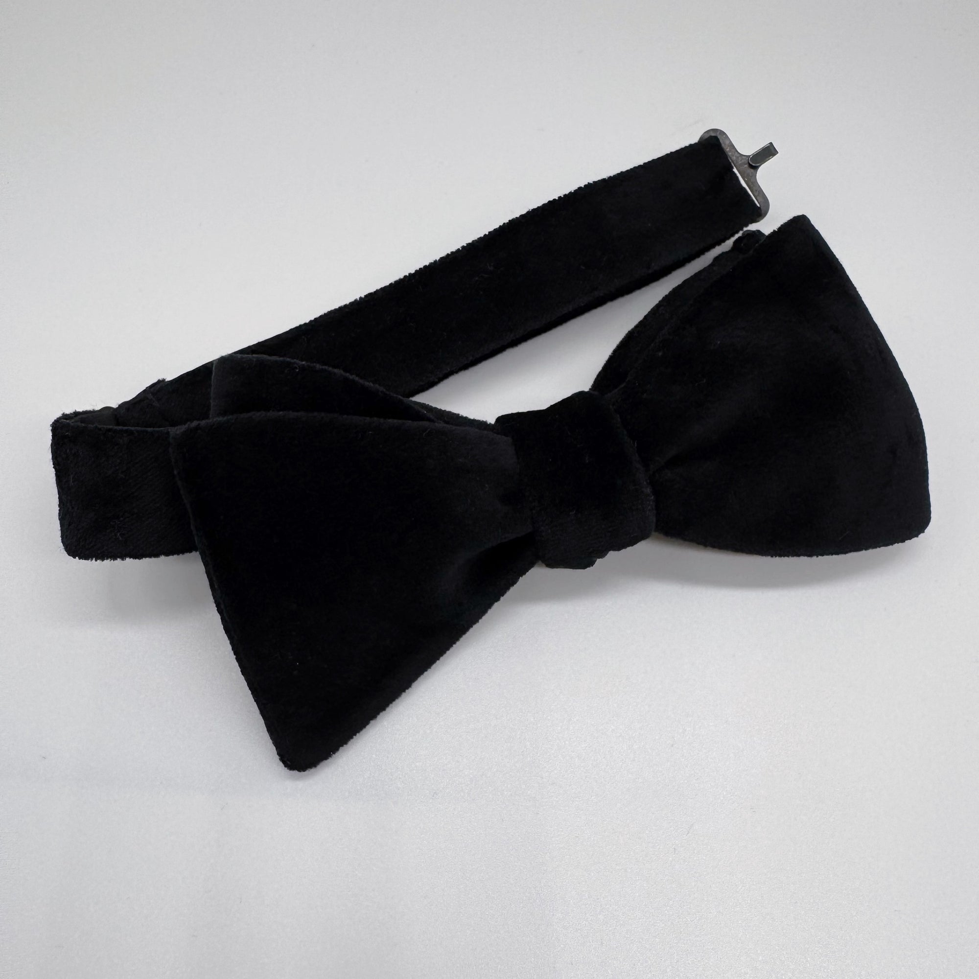 Self-Tie Bow Tie in Black Velvet